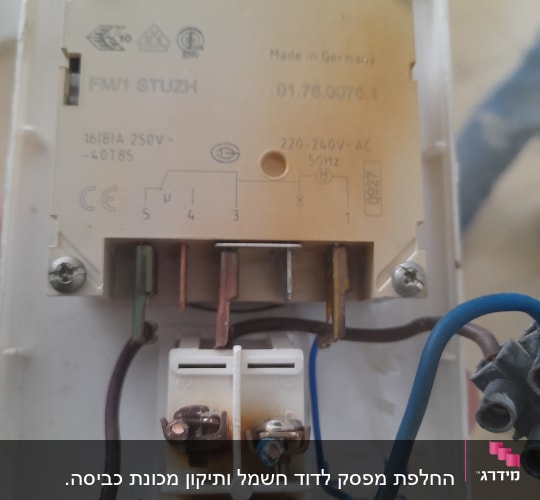 חיבורי חשמל עם חוטים צבעוניים ומחברים
